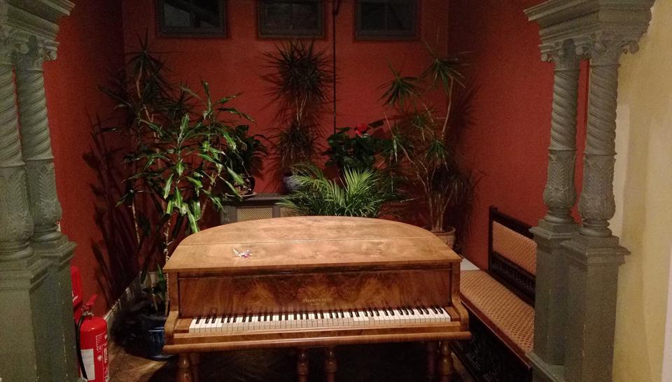 Hampton Court House v2 1