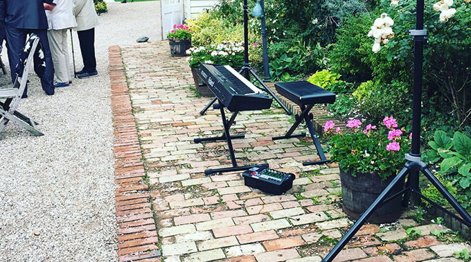 StagePianoWithAdditionalSpeakers